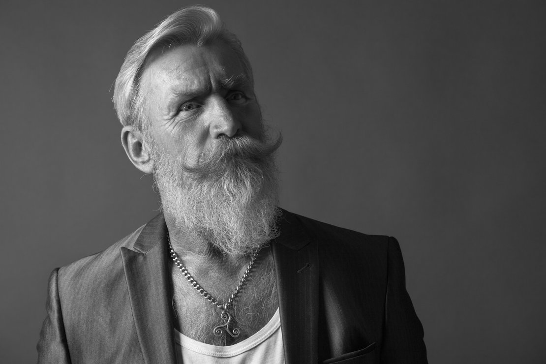 Пожилой бородатый мужик портрет прямо фото
